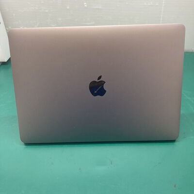 【浦添城間店(沖縄)】中古  Apple MacBook Air 13インチ (i5 1.6GHz/8GB/256GB) スペースグレイ Touch ID True Tone搭載モデル MVFJ2J/A (Mid 2019) 141229 