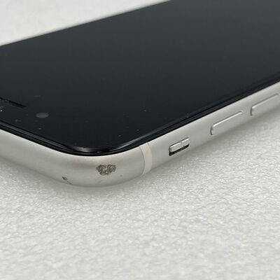 【新潟店】中古  【SIMロック解除済み】【docomo】Apple iPhoneSE 4.7インチ (第2世代/2020) 64GB (ホワイト) MHGQ3J/A 新パッケージ版 155739 