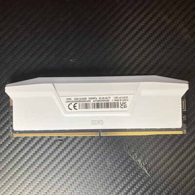 【富士青葉店】中古  Corsair VENGEANCE RGB 16GB(CMH32GX5M2B5200C40W) 5070001596 