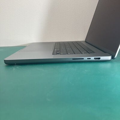 【浦添城間店(沖縄)】中古  Apple MacBookPro 16インチ (M1　Max/1TB/32GB/32コアGPU)　スペースグレイ　MK1A3J/A (Late 2021)  3280019772 