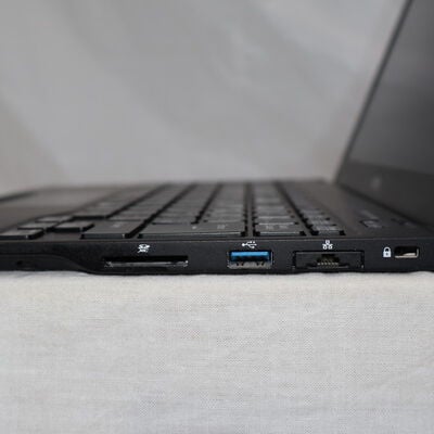 【通販センター】中古  Fujitsu LIFEBOOK UHシリーズ WU2/D2 FMVWD2U28L(Intel Core i7 8565U/16GB DDR3 (PC3)/SSD256GB/なし/オンボード/13.3/1920x1080/Wi-Fi/W11H64 MAR) 199327 