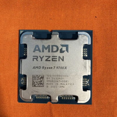 【なんば店】中古  AMD Ryzen 7 9700X (AM5/3.8GHz/40M/C8/T16/65W) 169022 