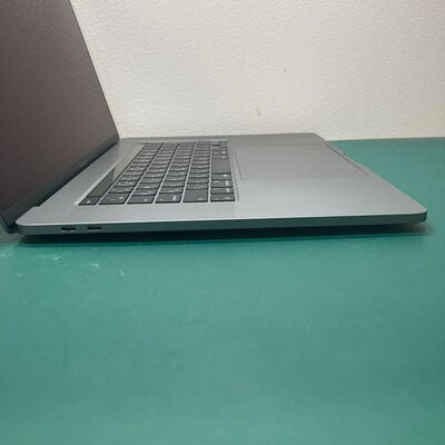 【浦添城間店(沖縄)】中古  Apple MacBook Pro 16インチ (i9 2.3GHz/1TB/64GB/5500M 8GB) シルバー MVVM2J/A (Late 2019) 4740000959 