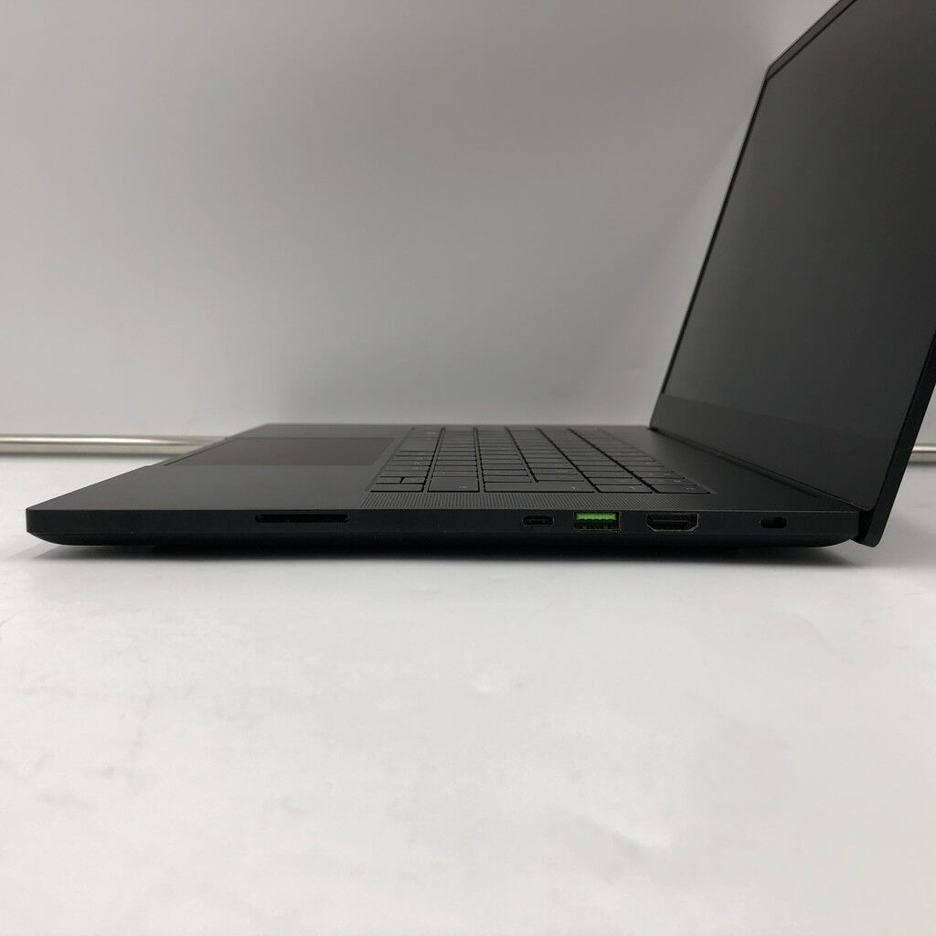 中古 RazerゲーミングノートPC(i7-13800H/16GB/SSD1TB/RTX4070/W11H