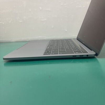 【浦添城間店(沖縄)】中古  Apple MacBook Air 13インチ (i5 1.6GHz/8GB/256GB) スペースグレイ Touch ID True Tone搭載モデル MVFJ2J/A (Mid 2019) 141229 