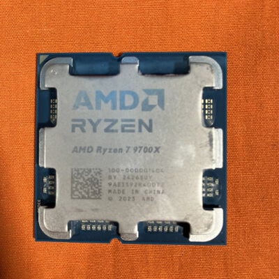 【なんば店】中古  AMD Ryzen 7 9700X (AM5/3.8GHz/40M/C8/T16/65W) 169022 