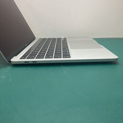 【浦添城間店(沖縄)】中古  Apple MacBook Pro 13.3インチ (Core i5 2.0GHz/16GB/1TB) シルバー Touch Bar Magic Keyboard搭載モデル MWP82J/A (Early 2020) 142641 