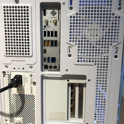 【姫路店】中古  自作パソコン(Ryzen 7 9800X3D/32GB/SSD1TB+1TB+2TB/RX9070XT/W11H) 4740001274 