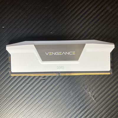 【富士青葉店】中古  Corsair VENGEANCE RGB 16GB(CMH32GX5M2B5200C40W) 5070001596 