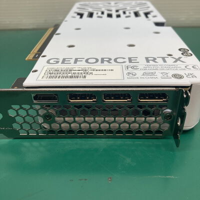 【浦添城間店(沖縄)】中古  Palit NE7506TU19P1-GB2062M (RTX5060Ti 8GB WHITE OC) 188962 