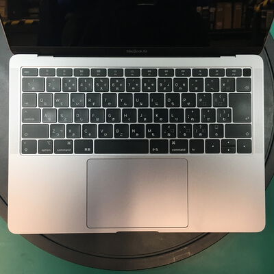 【佐賀南部バイパス店】中古  Apple MacBook Air 13インチ (i5 1.6GHz/8GB/256GB) スペースグレイ Touch ID True Tone搭載モデル MVFJ2J/A (Mid 2019) 141229 