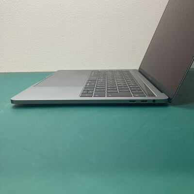 【浦添城間店(沖縄)】中古  Apple MacBook Pro 13インチ (i5 2.4GHz/8GB/512GB) スペースグレイ Touch Bar搭載 MV972J/A (Mid 2019) 141238 