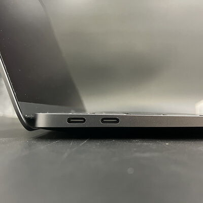 【大須店】中古  Apple MacBook Air 13インチ (i5 1.6GHz/8GB/256GB) スペースグレイ Touch ID True Tone搭載モデル MVFJ2J/A (Mid 2019) 141229 