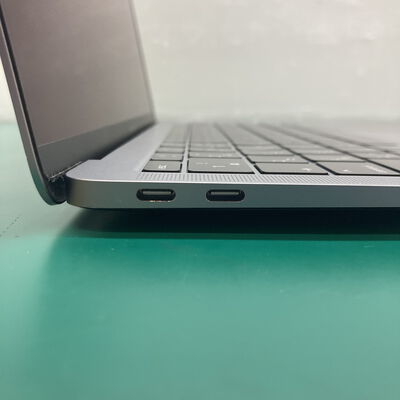 【浦添城間店(沖縄)】中古  Apple MacBook Air 2018 （13.3インチ/Core i5 1.6GHz/8GB/128GB/スペースグレイ） MRE82J/A 139729 