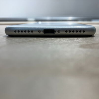 【鹿児島店】中古  【SIMロック解除済み】【docomo】Apple iPhoneSE 4.7インチ (第2世代/2020) 128GB (ホワイト)  MXD12J/A 155499 