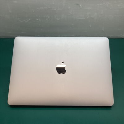 【浦添城間店(沖縄)】中古  Apple MacBook Pro 13インチ (i5 1.4GHz/8GB/256GB) シルバー Touch Bar搭載 MUHR2J/A (Mid 2019) 141233 
