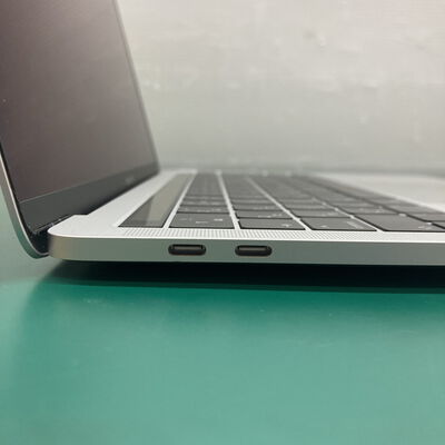 【浦添城間店(沖縄)】中古  Apple MacBook Pro 13インチ (i5 1.4GHz/8GB/256GB) シルバー Touch Bar搭載 MUHR2J/A (Mid 2019) 141233 