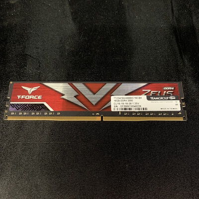 【横浜駅前店】中古  PC4-24000 16GB デスクトップ用(DDR4-3000) 135636 