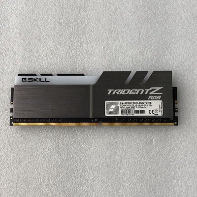 【甲府飯田店】中古  PC4-25600 8GB デスクトップ用(DDR4-3200) 140727 