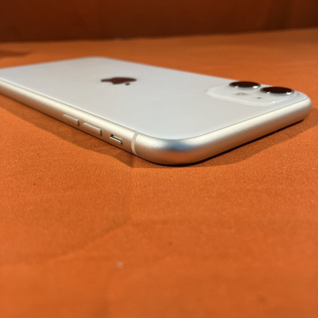 美品☆iPhone11☆ホワイトMLU2J☆64GB☆docomoシム docomo iPhone11