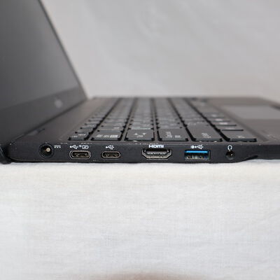【通販センター】中古  Fujitsu LIFEBOOK UHシリーズ WU2/D2 FMVWD2U28L(Intel Core i7 8565U/16GB DDR3 (PC3)/SSD256GB/なし/オンボード/13.3/1920x1080/Wi-Fi/W11H64 MAR) 199327 