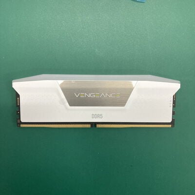 【神戸・三宮店】中古  CORSAIR　VENGEANCE RGB　PC5-44800 16GB デスクトップ用 3430005884 
