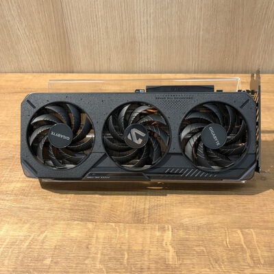 【姫路店】中古  GIGABYTE GV-R9060XTGAMING OC-16GD (RX9060XT 16G) 179900 