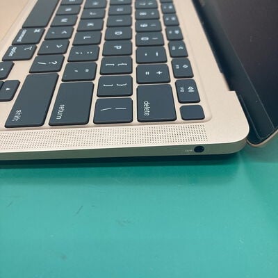 【浦添城間店(沖縄)】中古  Apple MacBook Air 2020 Z12B000G4 (Apple M1/16GB/SSD 512GB/13.3/2560 x 1600 Retina/Wifi) 198227 