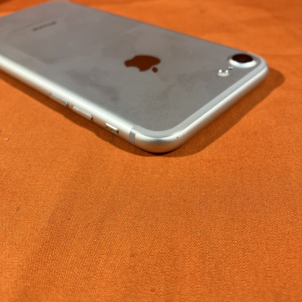 中古 【SIMロック解除済み】【SoftBank】 iPhone7 32GB (シルバー