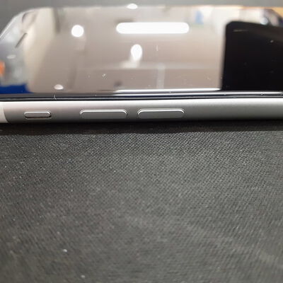 【鹿児島店】中古  【SIMロック解除済み】【au】Apple iPhoneSE 4.7インチ (第2世代/2020) 64GB (ホワイト) MX9T2J/A 155505 