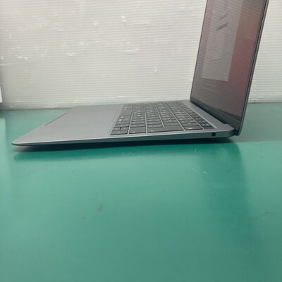 【浦添城間店(沖縄)】中古  MacBook Air 13インチ M2(CPU:8C/GPU:8C) 16GB/256GB シルバー MC7V4J/A  5140000984 