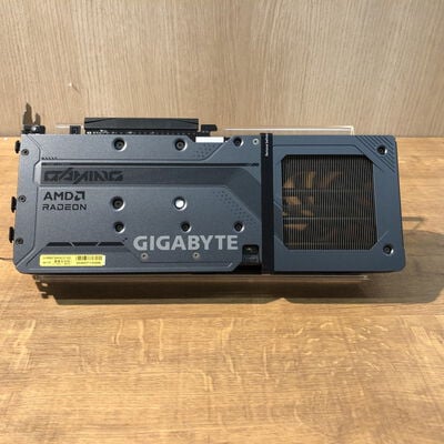 【姫路店】中古  GIGABYTE GV-R9060XTGAMING OC-16GD (RX9060XT 16G) 179900 