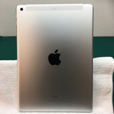 【佐賀南部バイパス店】中古  【SoftBank】Apple iPad (2017) Wi-Fi + Cellular 32GB シルバー MP1L2J/A 136539 