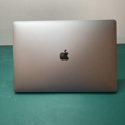 【浦添城間店(沖縄)】中古  Apple Macbook Pro 2018 （15.4インチ/Core i7 2.6GHz/16GB/512GB/スペースグレイ） MR942J/A 139718 