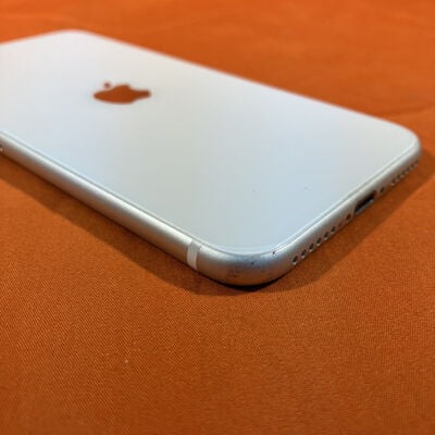 【なんば店】中古  【SIMロック解除済み】【au】Apple iPhoneSE 4.7インチ (第2世代/2020) 64GB (ホワイト) MHGQ3J/A 新パッケージ版 155748 