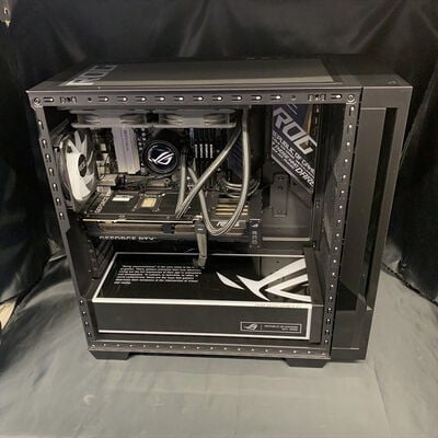 【横浜駅前店】中古  ASUS ROG GM700TZ (AMD Ryzen 7 9800X3D /64GB/SSD1TB/RTX5070Ti/W11H/有線LAN◯無線LAN◯) 3400009782 