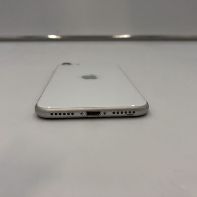 【福井日之出店】中古  【docomo】Apple iPhoneSE 4.7インチ (第2世代/2020) 64GB (ホワイト) MHGQ3J/A 新パッケージ版 146163 