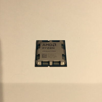 【松山環状枝松店】中古  AMD Ryzen 7 9700X (AM5/3.8GHz/40M/C8/T16/65W) 4560001240 