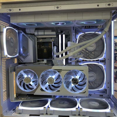 【姫路店】中古  自作パソコン(Ryzen 7 9800X3D/32GB/SSD1TB+1TB+2TB/RX9070XT/W11H) 4740001274 