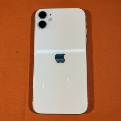 【なんば店】中古  【SIMロック解除済み】【docomo】 Apple iPhone11 64GB (ホワイト) MHDC3J/A 新パッケージ版 155685 