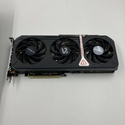 【なんば店】中古  GIGABYTE GV-R9060XTGAMING OC-16GD (RX9060XT 16G) 179900 