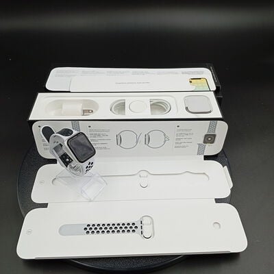 【大須店】中古  Apple Watch Nike+ Series4 40mm GPSモデル (シルバーアルミニウムケースとピュアプラチナム/ブラックNikeスポーツバンド) MU6H2J/A 139004 