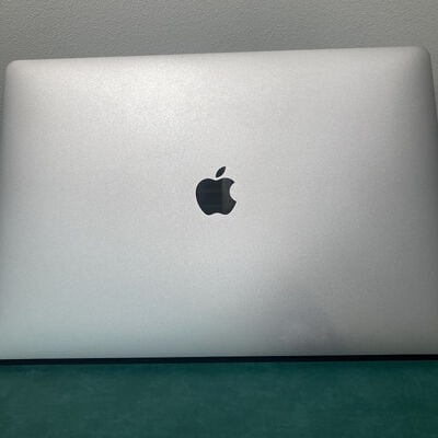 【浦添城間店(沖縄)】中古  Apple MacBook Pro 15インチ 2017 シルバー Core i7 2.8GHz/16GB/256GB SSD MPTU2J/A 135870 