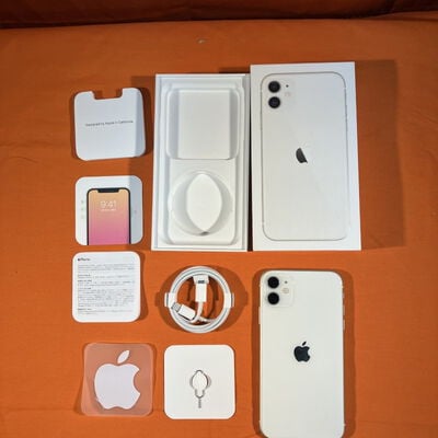 【なんば店】中古  【SIMロック解除済み】【docomo】 Apple iPhone11 64GB (ホワイト) MHDC3J/A 新パッケージ版 155685 