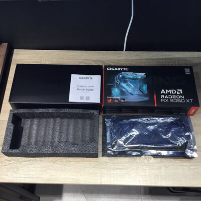 【松山環状枝松店】中古  GIGABYTE GV-R9060XTGAMING OC-16GD (RX9060XT 16G) 4560001529 