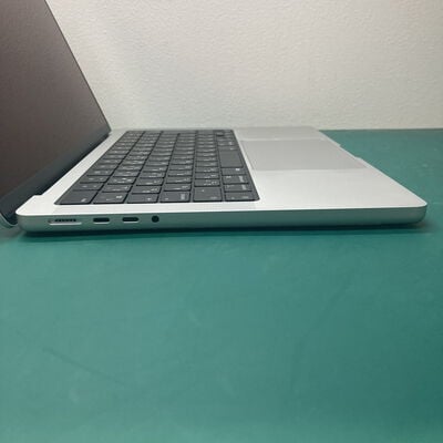 【浦添城間店(沖縄)】中古  MacBook Pro MRX83J/A 
(14インチ/M3/2023/36GB/1TB) 3290006212 