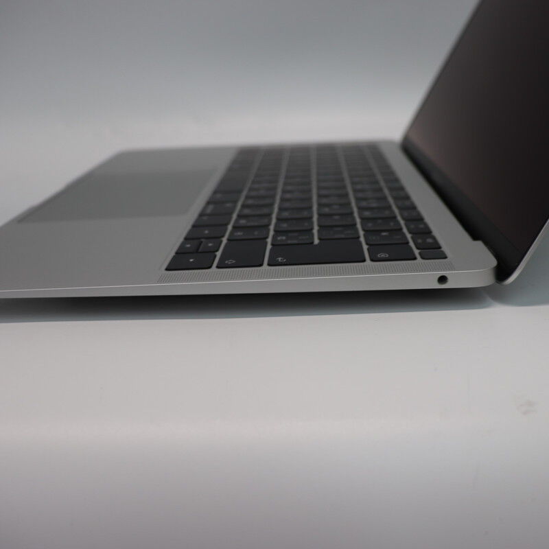 【美品】Macbook Air 2018 13インチ 128GB シルバー Macbook Air 2018 (13-inch, 128GB, Silver) – Playforce