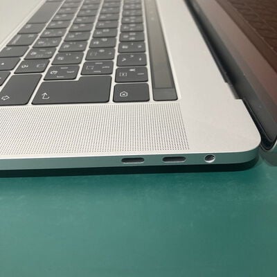 【浦添城間店(沖縄)】中古  Apple MacBook Pro 15インチ 2017 シルバー Core i7 2.8GHz/16GB/256GB SSD MPTU2J/A 135870 