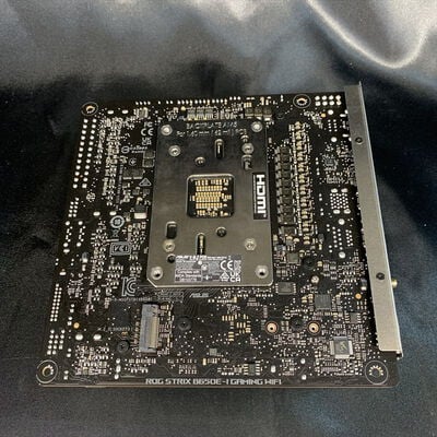 【横浜駅前店】中古  ASUS ROG STRIX B650E-I GAMING WIFI(B650 mITX AM5 DDR5) 3400009370 