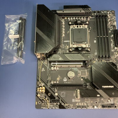 【前橋ｲﾝﾀｰｱｶﾏﾙ店】中古  MSI MAG B650 TOMAHAWK WIFI (B650 AM5 ATX DDR5) 168272 